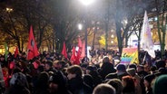 Im Hamburger Stadtteil St. Pauli versammeln sich Hunderte Menschen, die gegen ein Treffen von Burschenschaftlern demonstrieren. © Screenshot 