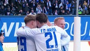 Spieler des Vereins Hansa Rostock umarmen sich nach einem Sieg. © Screenshot 