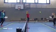 Zwei Spieler:innen spielen Pickleball. © Screenshot 