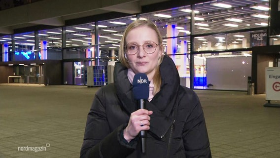 Reporterin Franziska Hänlein berichtet von der Rostocker Stadthalle, wo die Mitgliederversammlung von Hansa Rostock wegen technischer Probleme abgebrochen werden musste. © Screenshot 