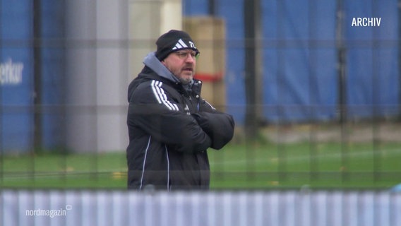 Der Fußballtrainer Steffen Baumgart auf einem Spielfeld. © Screenshot 