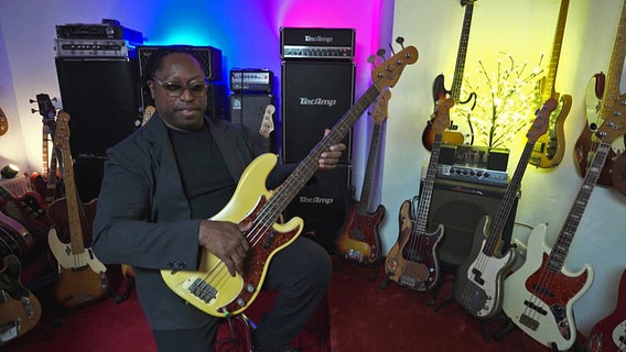 Darryl Jones spielt einen Bass. © Screenshot 