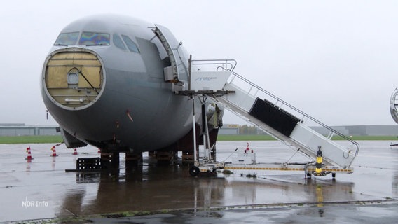 Eine alte Airbus-Maschine auf dem Rollfeld. © Screenshot 