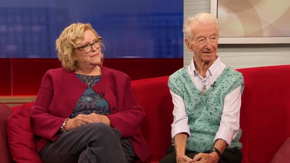 Holocaust-Überlebender Gidon Lev und Autorin Julie Gray auf dem Roten Sofa. © Screenshot 