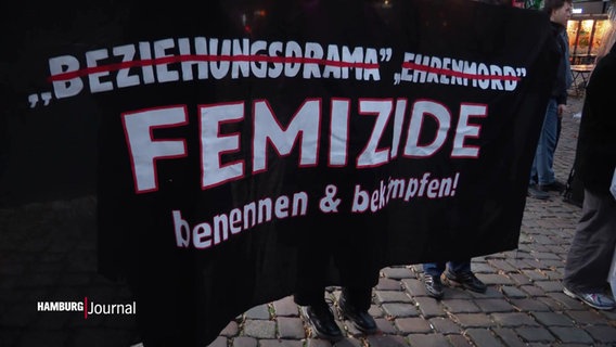 Ein Demonstrationsbanner mit der Aufschrift "Femizide benennen und bekämpfen". © Screenshot 