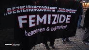 Ein Demonstrationsbanner mit der Aufschrift "Femizide benennen und bekämpfen". © Screenshot 