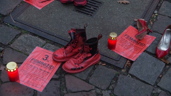 Am Rande einer Demo weisen Zettel auf Demo auf getöteten Frauen in Hamburg hin. © Screenshot 