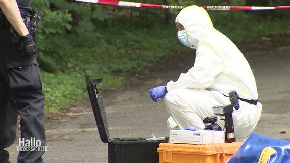 Mitarbeiter der Spurensicherung an einem von der Polizei abgesperrten Tatort. © Screenshot 