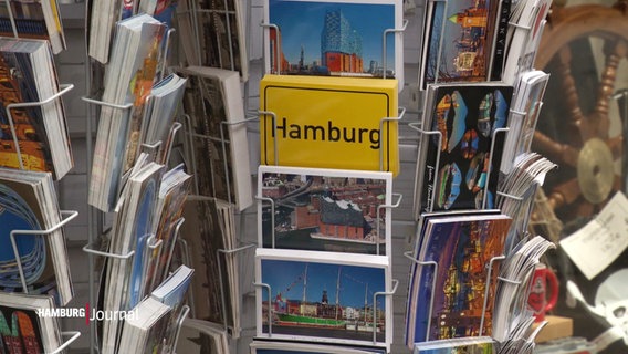 Ein Postkartenständer mit Ansichtskarten von Hamburg. © Screenshot 