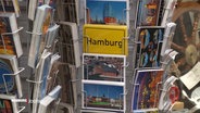 Ein Postkartenständer mit Ansichtskarten von Hamburg. © Screenshot 