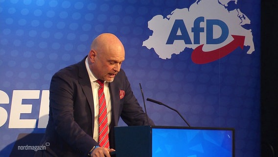 Enrico Komning, Bundestagsabgeordneter der AfD, am Rednerpult. © Screenshot 