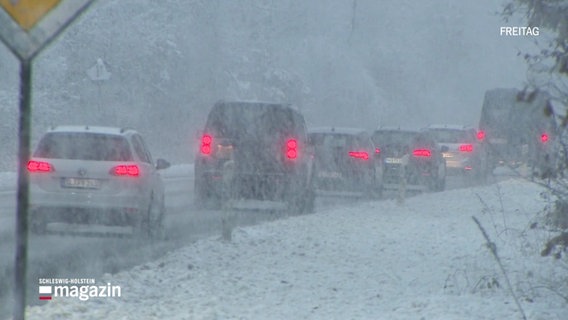 Stau auf einer verschneiten Straße. © Screenshot 