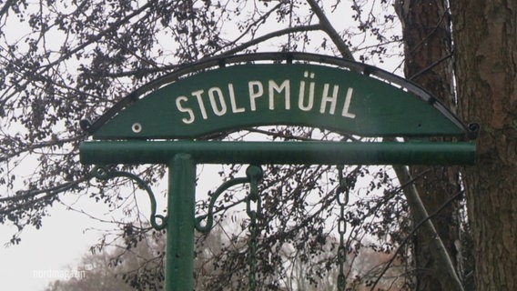 Grünes Schild mit dem weißen Schriftzug "Stolpmühl". © Screenshot 