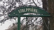 Grünes Schild mit dem weißen Schriftzug "Stolpmühl". © Screenshot 