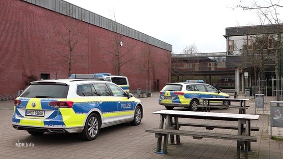 Mehrere Polizeifahrzeuge parken auf einem Schulhof. © Screenshot 