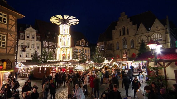 Der Weihnachtsmarkt auf dem historischen Marktplatz in Hildesheim. © Screenshot 