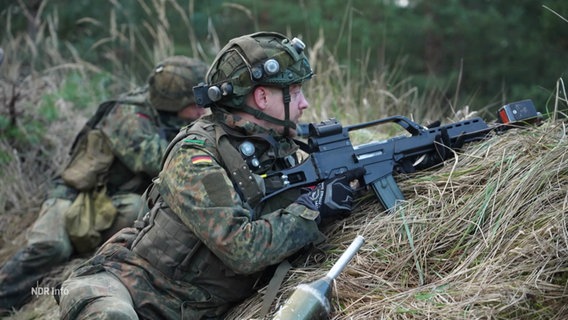 Soldaten der Bundeswehr bei einer Schießübung. © Screenshot 