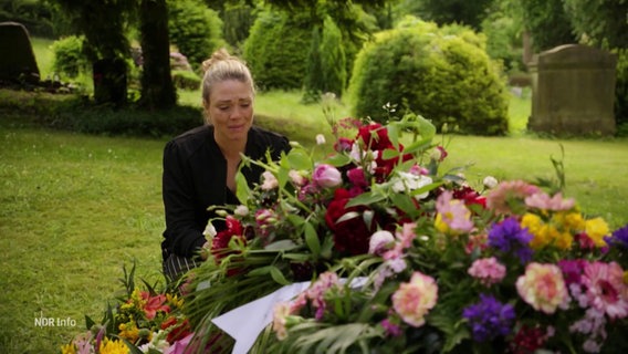 Szene aus "Rote Rosen": Eine Frau trauert an einem Grab. © Screenshot 