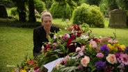 Szene aus "Rote Rosen": Eine Frau trauert an einem Grab. © Screenshot 