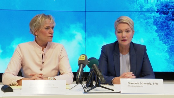 Ministerpräsidentin Manuela Schwesig und stellvertreterin der Ministerin Simone Oldenburg bei einer Pressekonferenz. © Screenshot 