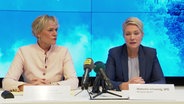 Ministerpräsidentin Manuela Schwesig und stellvertreterin der Ministerin Simone Oldenburg bei einer Pressekonferenz. © Screenshot 