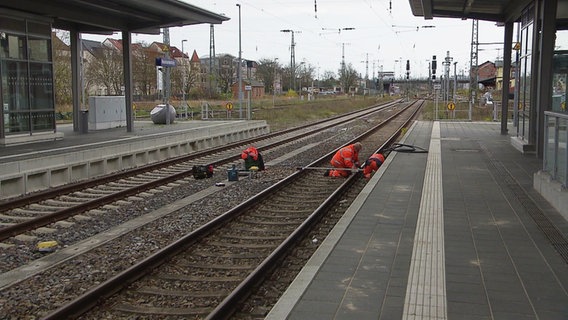 Bauarbeiten an den Schienen des Bahnhofs in Neubrandenburg. © Screenshot 