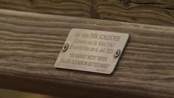 Eine Plakette erinnert an den ermordeten Obdachlosen. © Screenshot 