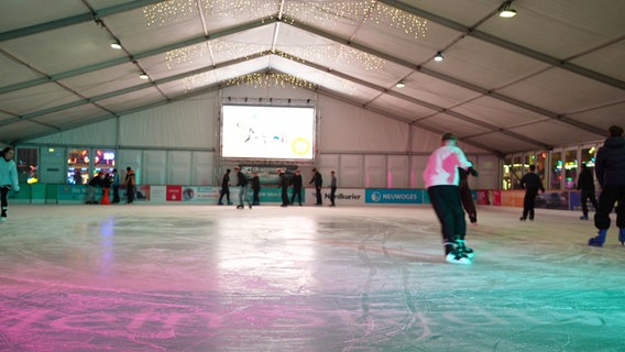 Eine Eislaufhalle. © Screenshot 