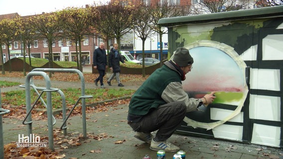 Graffiti Künstler Nils Freye besprüht einen Stromkasten. © Screenshot 