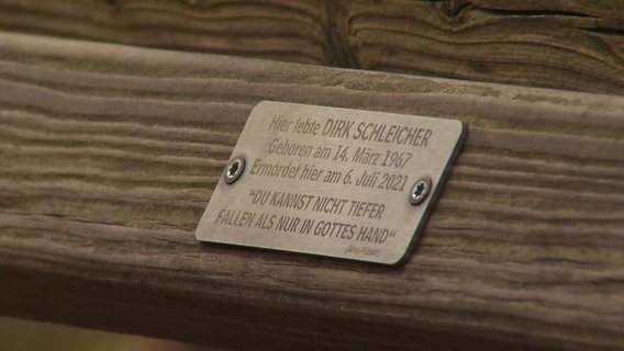 Eine Plakette erinnert an den ermoderteten Obdachlosen in Hannover. © Screenshot 