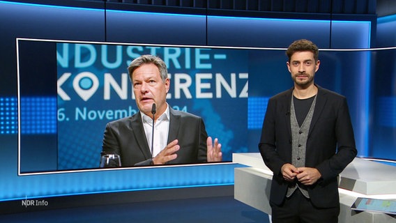 Daniel Anibal Bröckerhoff moderiert NDR Info um 21:45. © Screenshot 