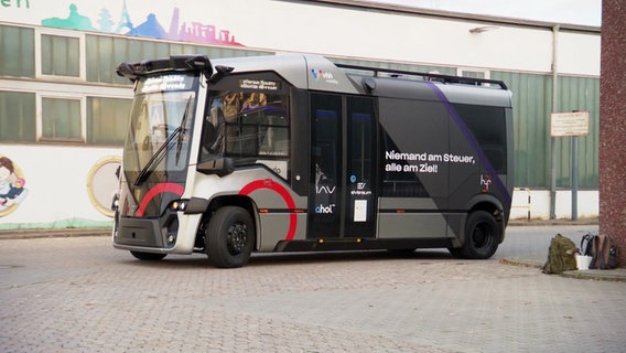 Ein autonom fahrender elektrischer Mini-Bus biegt um eine Kurve. © Screenshot 