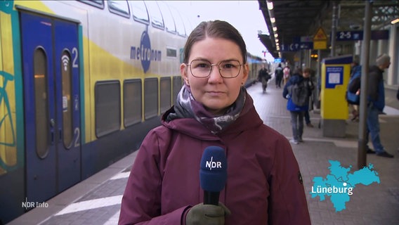 NDR-Reporterin Marlene Kukral berichtet live von einem Bahnsteig in Lüneburg. © Screenshot 