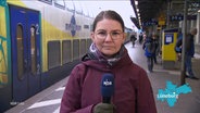 NDR-Reporterin Marlene Kukral berichtet live von einem Bahnsteig in Lüneburg. © Screenshot 