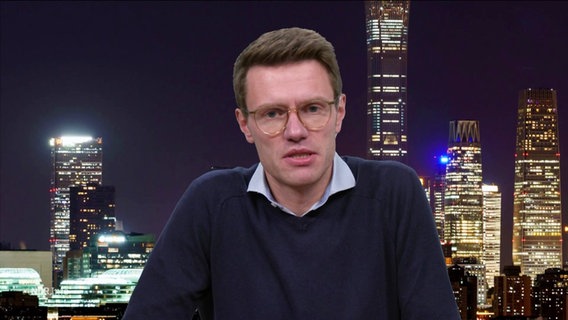 NDR-Reporter Johannes Jolmes berichtet aus Peking. © Screenshot 