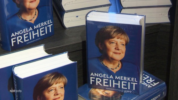 Mehrere Exemplare von Merkels Memoiren stehen in der Auslage eines Buchladens. © Screenshot 