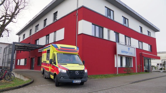 Ein Rettungswagen steht auf der Einfahrt der Warnow-Klinik. © Screenshot 