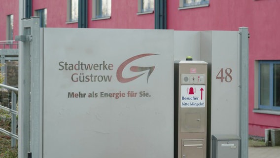 Eingangsschild der Stadtwerke Güstrow © Screenshot 