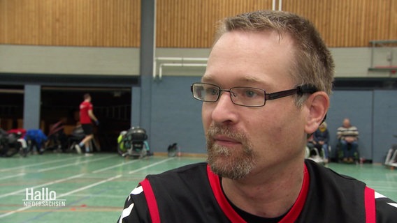 Rollstuhlnutzer Holger Schnieders im Interview beim Rolli-Rugby Training. © Screenshot 