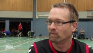 Rollstuhlnutzer Holger Schnieders im Interview beim Rolli-Rugby Training. © Screenshot 