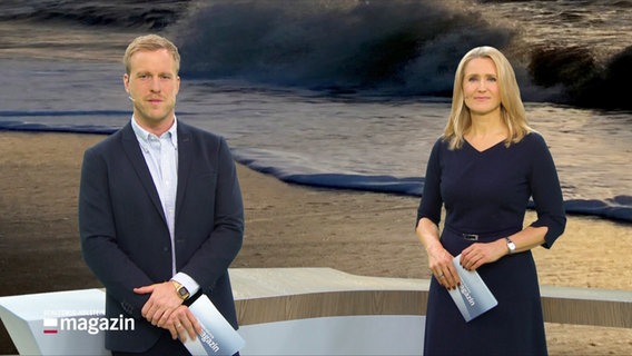 Gabi Lüeße und Henrik Hanses moderieren das Schleswig-Holstein Magazin. © Screenshot 