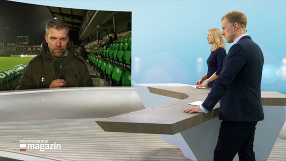 Der ins Studio zugeschaltete Reporter Philipp Kamke meldet sich vom Stadion des VfB Lübeck. © Screenshot 