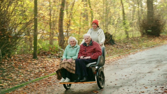 Zwei Rentner auf Fahrrad-Rikscha © Screenshot 