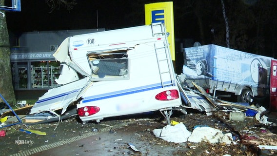 Ein nach einem Unfall zerstörtes Wohnmobil. © Screenshot 