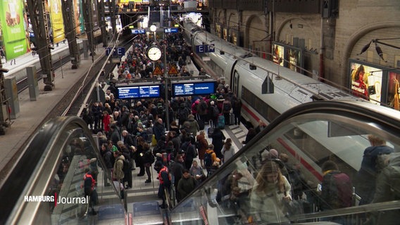 Ein sehr voller Bahnsteig am Hamburger Hauptbahnhof. © Screenshot 