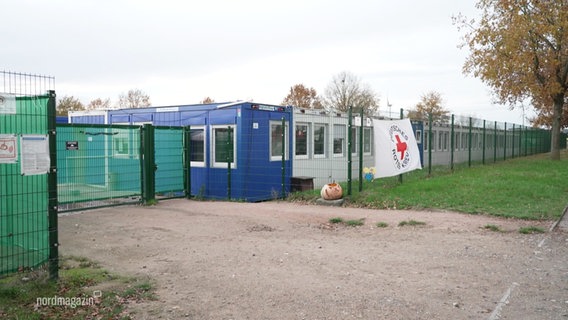 Der Eingang des Containerdorfes in Upahl. © Screenshot 