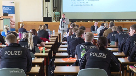 Viele Polizisten und Polizistinnen sitzen bei der Opferschutztagung. © Screenshot 