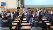 Viele Polizisten und Polizistinnen sitzen bei der Opferschutztagung. © Screenshot 