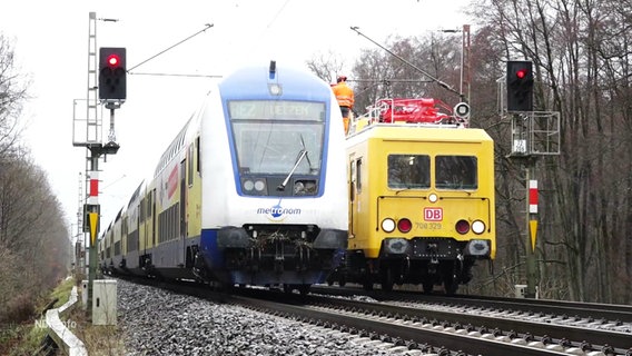 Ein kaputter Metronom steht auf den Bahnschienen. © Screenshot 