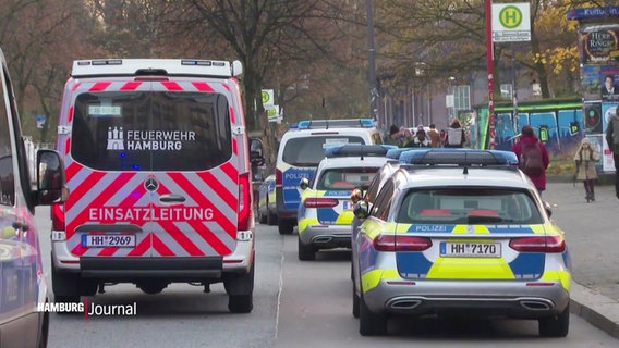 Fahrzeuge der Feuerwehr und Polizei vor der S-Bahnstation Sternschanze. © Screenshot 